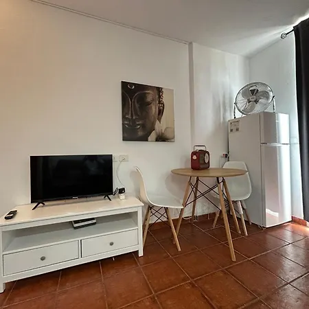 Practical And Cozy In Southern Arona Apartment *